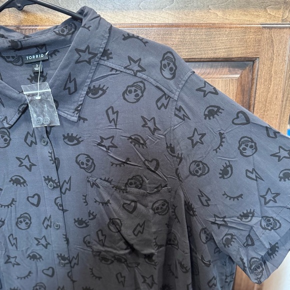 Torrid Emoji Icon Print Button Down Shirt Black Short Sleeve Blouse Size 1 NWOT - Picture 3 of 7